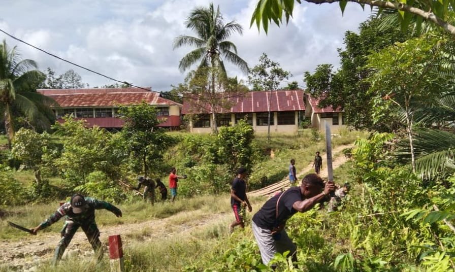 Yonif 143/TWEJ Kobarkan Semangat Gotong Royong Warga Perbatasan RI