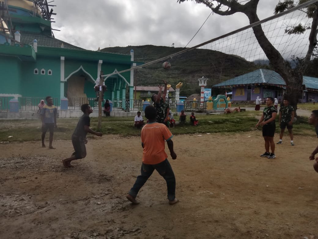 Satgas Yonif RK 751/VJS Tingkatkan Semangat Olahraga Generasi Muda Lewat Voli