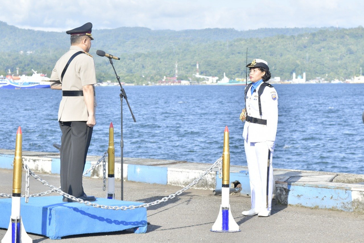 Danlantamal IX Tabur Bunga untuk Martha Christina Tijahahu