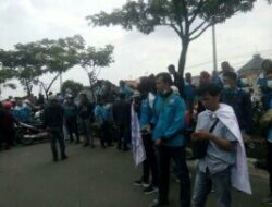 Usai Damai, Buruh dan Mahasiswa Kembali Unras Tuntut Kenaikan UMP 2022