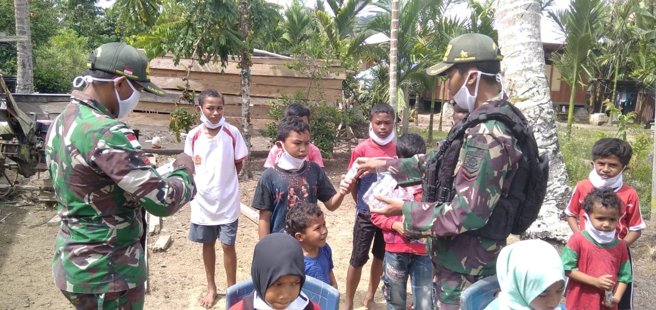 Satgas 413 Bremoro Terus Bagikan Masker di Papua meski Pandemi Dikatakan Usai