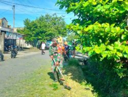 Babinsa Timika dan Warga Gotong Royong Bersihkan Jalan
