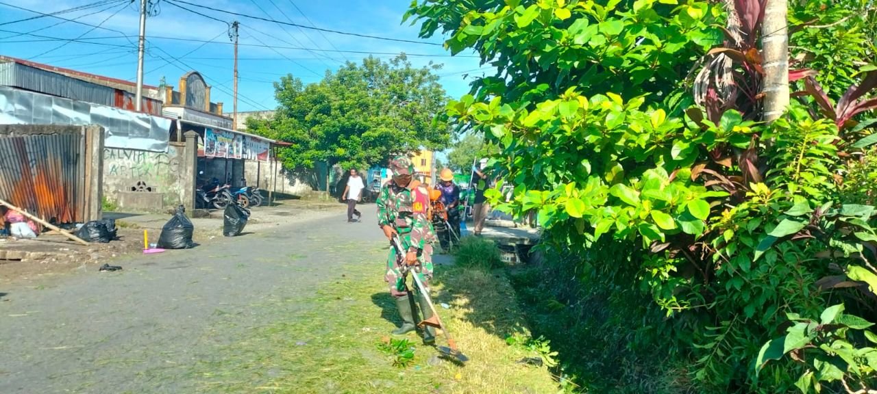 Babinsa Timika dan Warga Gotong Royong Bersihkan Jalan