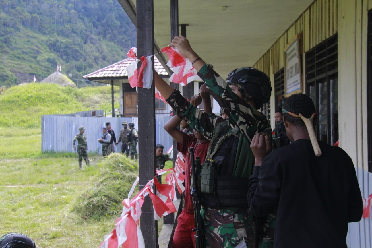 Masyarakat dan Satgas Yonif Raider 321/GT Antusias Siapkan Lomba HUT RI ke-77 di Mbua