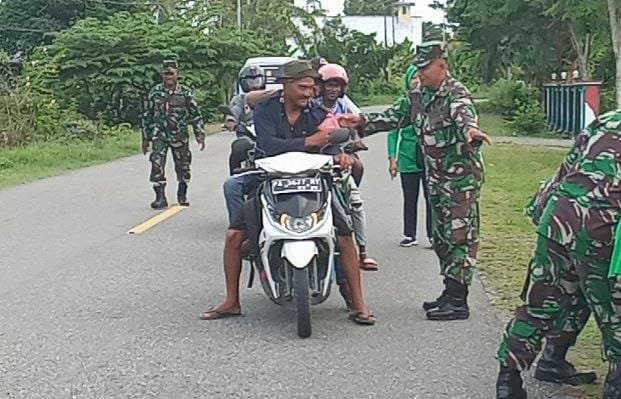 Koramil Kodim 1710/Mimika Bagikan Takjil Gratis untuk Tingkatkan Amal di Ramadhan