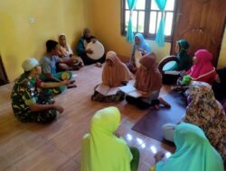 Satgas Yonarmed 1 Kostrad Latih Ibu-Ibu Desa Negeri Lima Main Rebana Jelang Qasidah