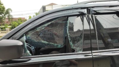 Mobil LSM Pecah Kaca Saat Anggota Solat Jumat di Bojong