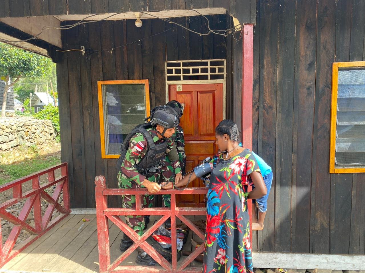 Satgas Yonif Raider 142/KJ Galakkan Puskesmas Keliling untuk Warga