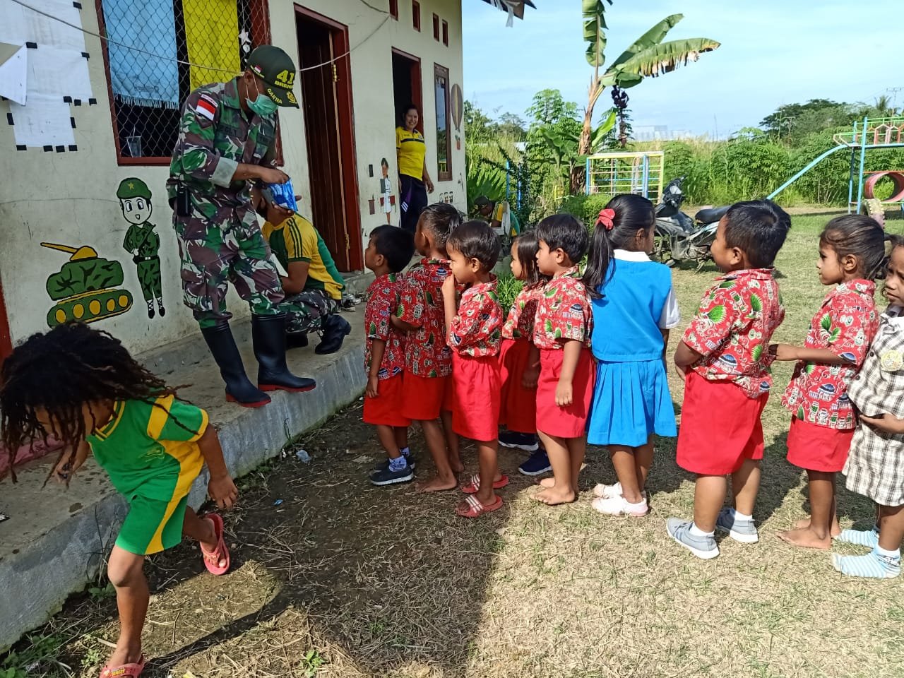 Prajurit Satgas Yonif MR 413 Hiasi PAUD di Perbatasan RI-PNG