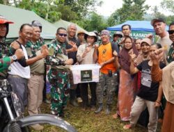 Kasad TNI AD Sampaikan Bantuan Langsung ke Tenda Pengungsi Gempa Cianjur