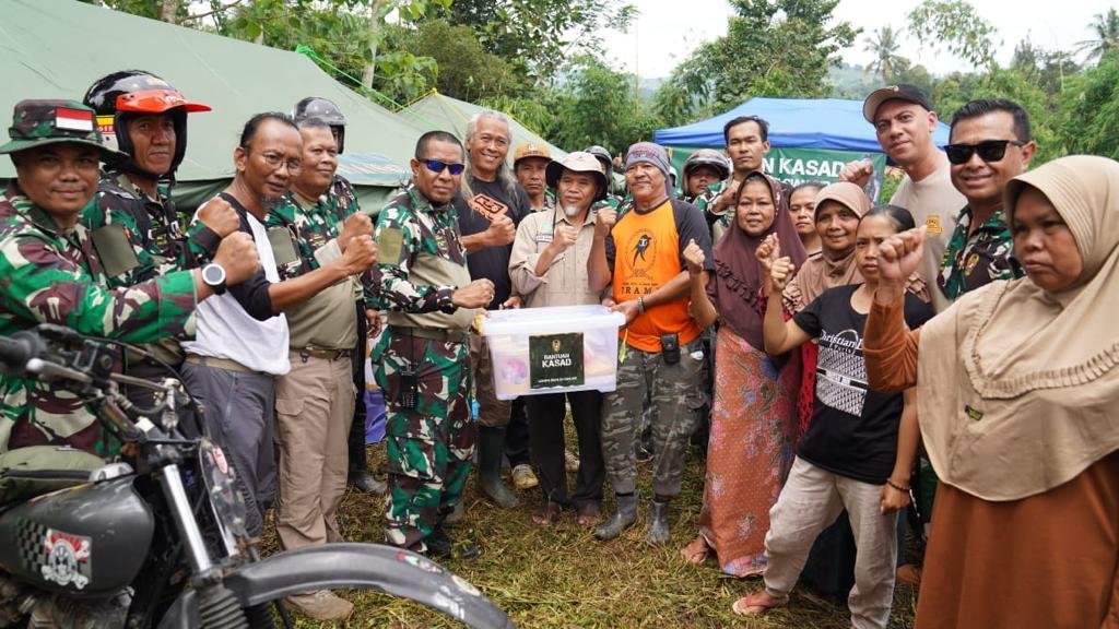 Kasad TNI AD Sampaikan Bantuan Langsung ke Tenda Pengungsi Gempa Cianjur