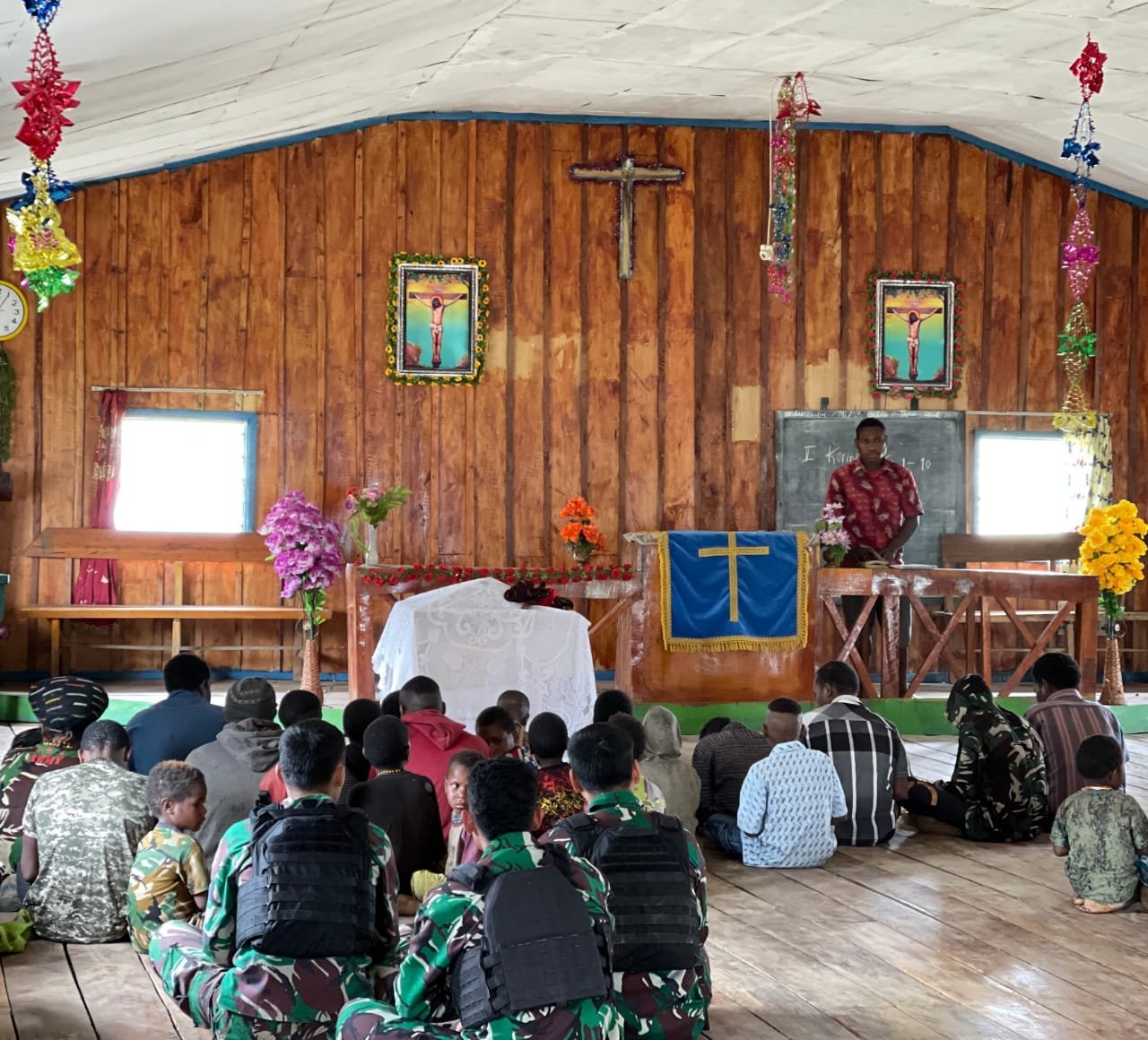 Satgas Yonif Raider 321/GT Kostrad Gelar Ibadah Minggu Bersama Warga Pegunungan Tengah Papua