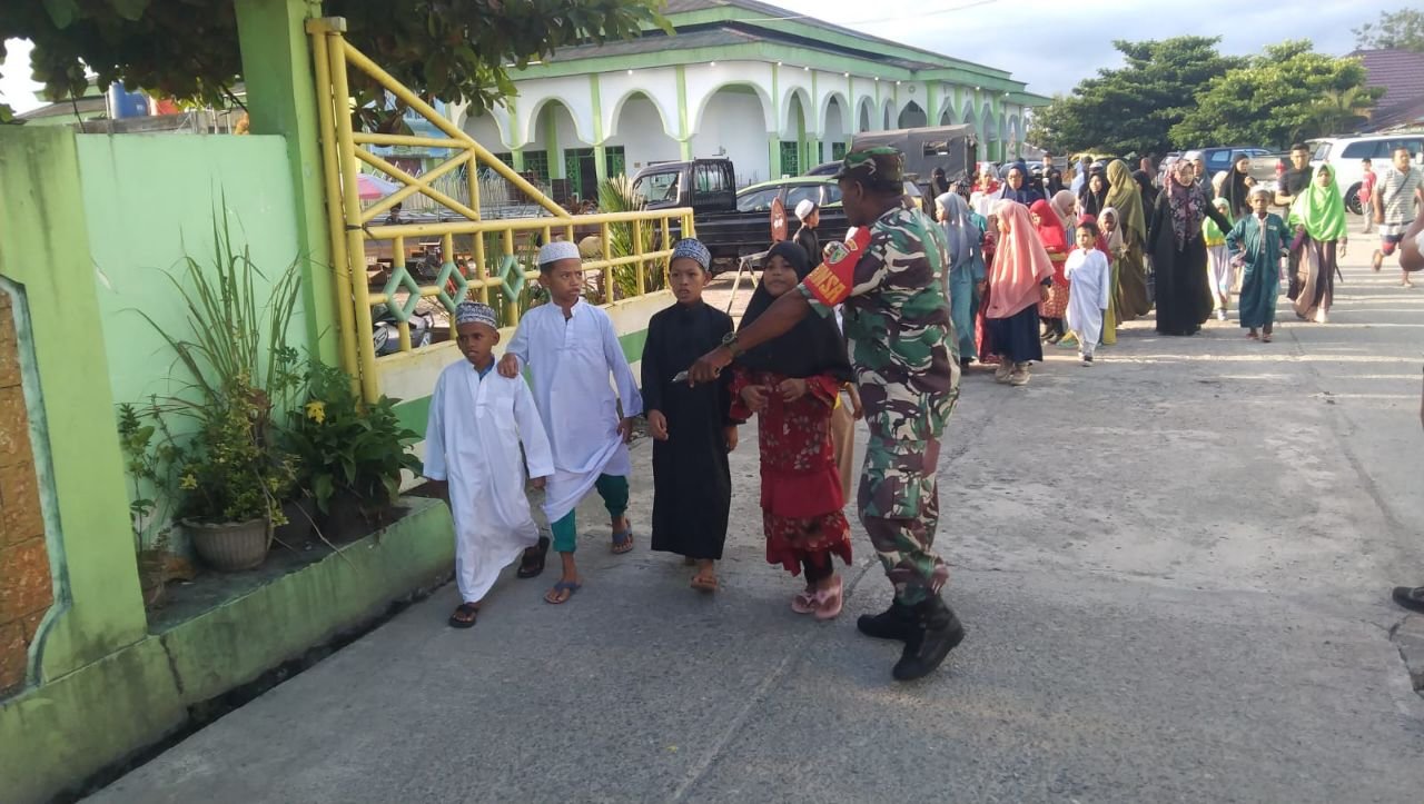 Babinsa Koramil 1710-02/Timika dampingi anak yatim piatu belanja baju Lebaran