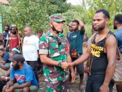 Babinsa Koramil 1710-02/Timika Jaga Wilayah dengan Pengamanan dan Komsos