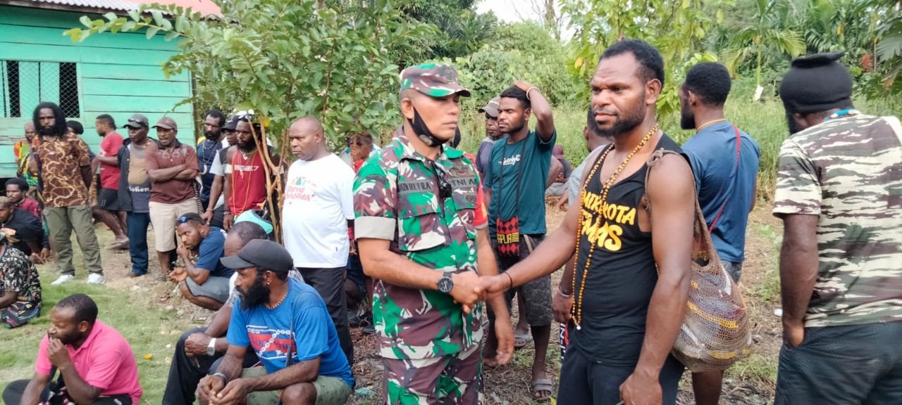 Babinsa Koramil 1710-02/Timika Jaga Wilayah dengan Pengamanan dan Komsos