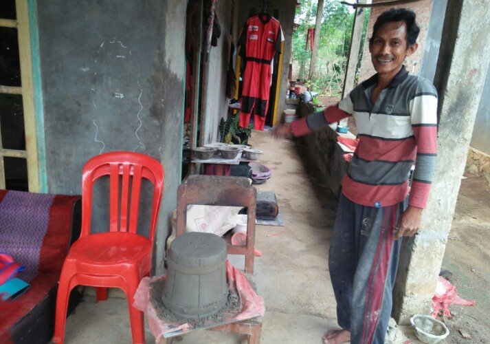 Budi Gunakan Pot Bunga sebagai Penangkal Corona