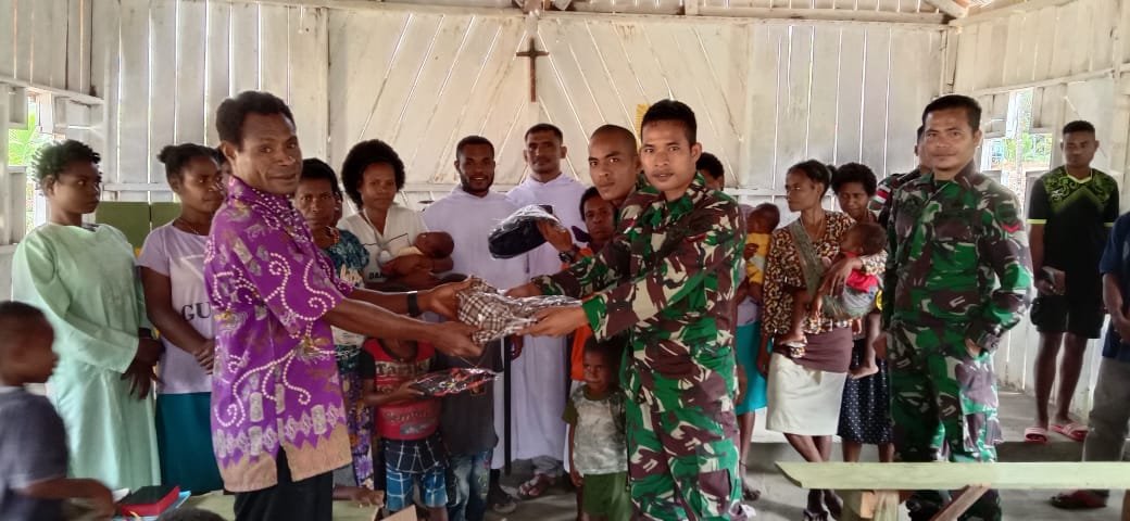 Satgas Yonif 126/KC Rayakan Paskah dengan Bagikan Pakaian ke Warga Perbatasan