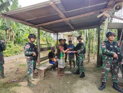 Yonif 126/KC Ringankan Beban Orang Tua dengan Bagi Baju dan Buku Tulis ke Anak Perbatasan