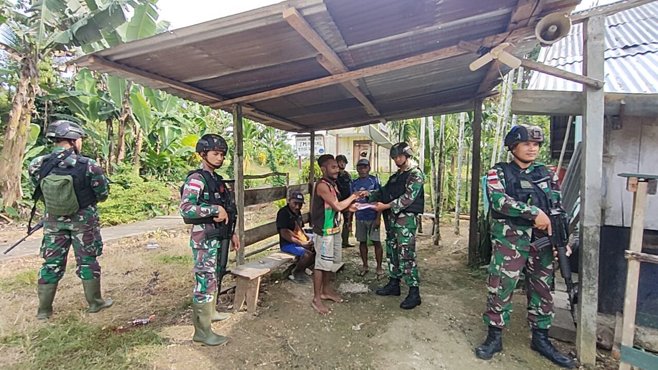 Yonif 126/KC Ringankan Beban Orang Tua dengan Bagi Baju dan Buku Tulis ke Anak Perbatasan