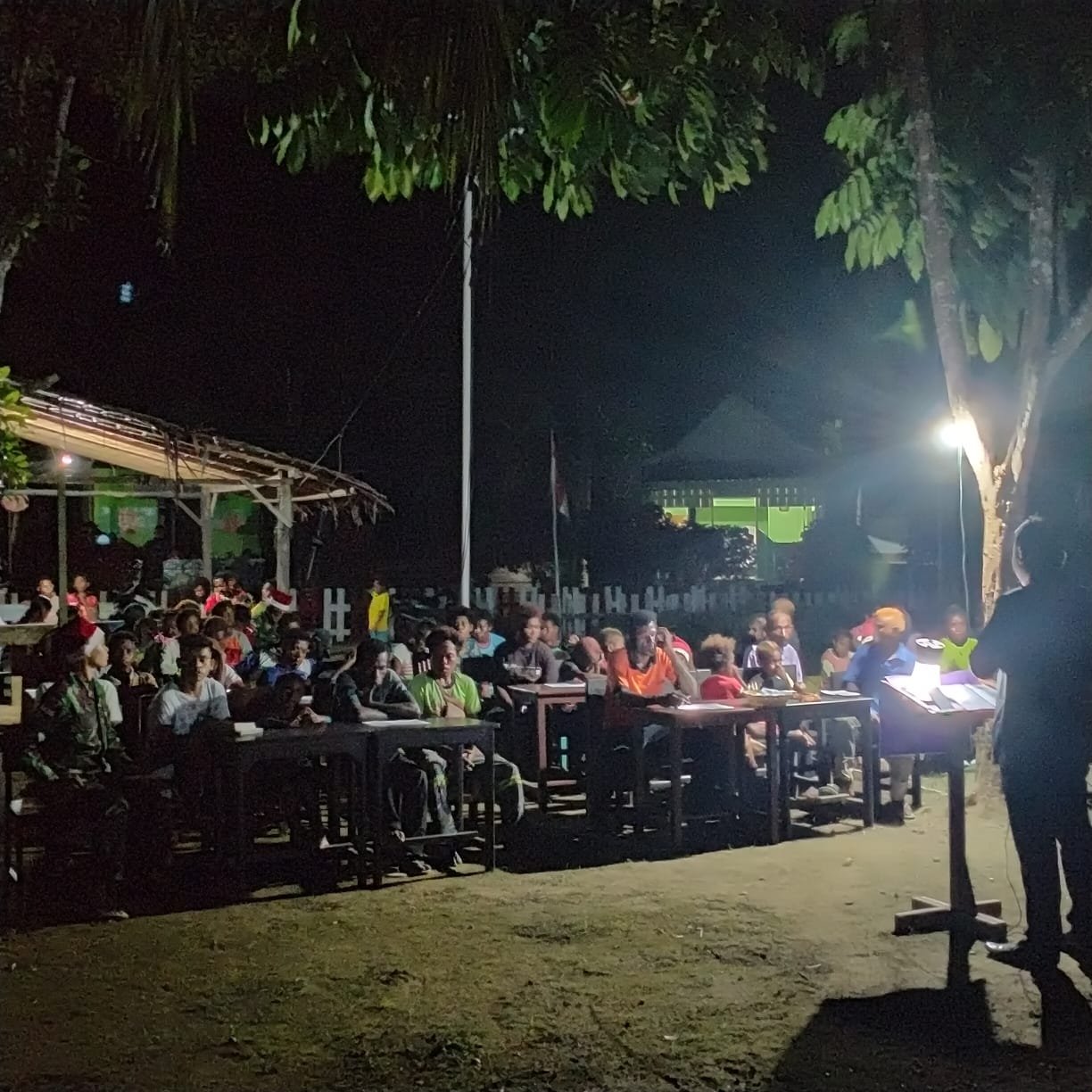 Pos Satgas Yonif MR 413 Kostrad Jadi Tempat Ibadah Natal