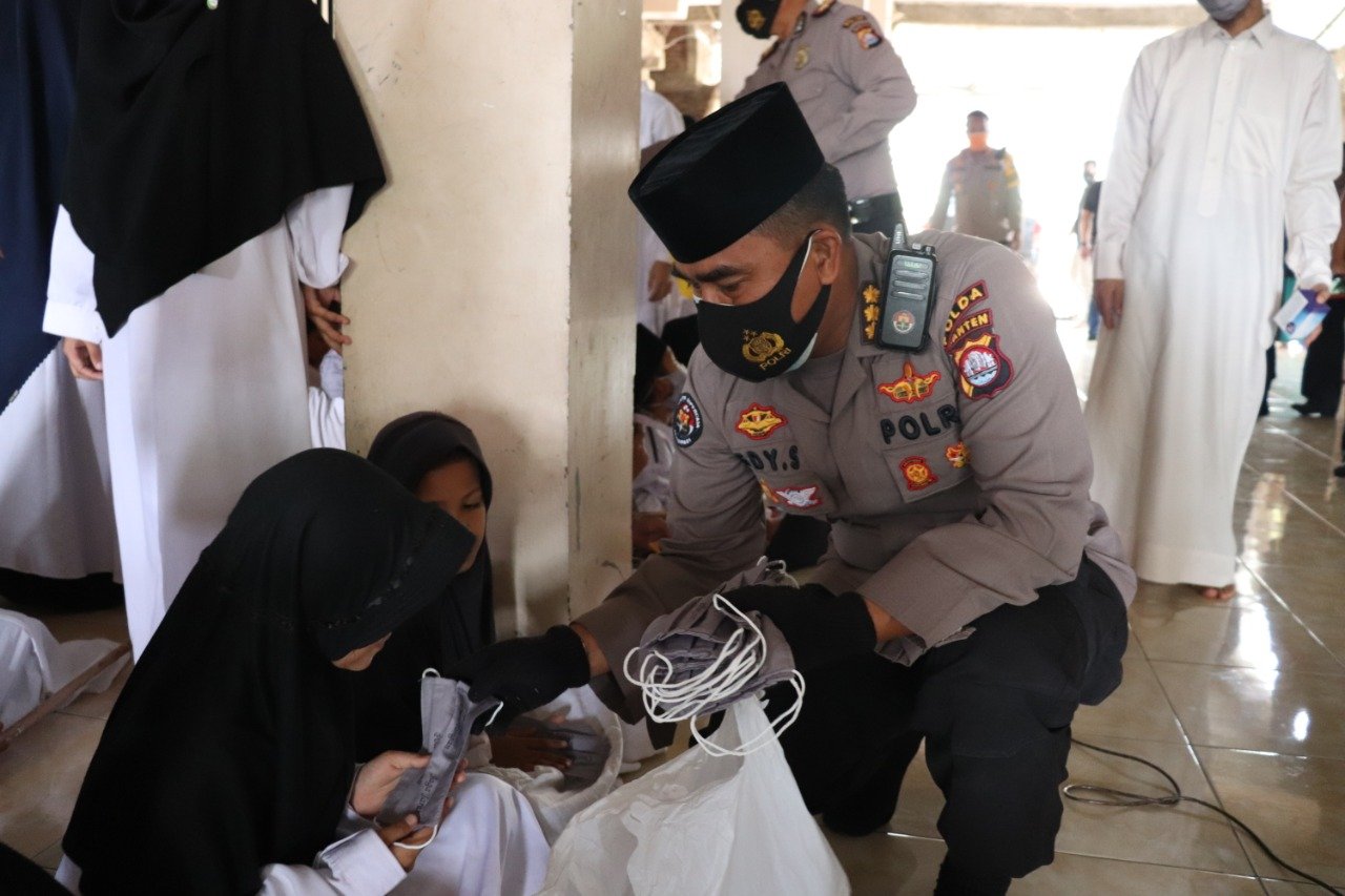 Bakti Sosial Polda Banten Bagikan Sembako dan Ratusan Masker ke Ponpes Baitul Qur'an