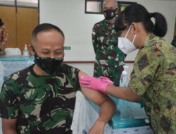 Pangdam XVII/Cenderawasik Ikuti Vaksin Covid-19 Tahap Kedua untuk Yakinkan Masyarakat