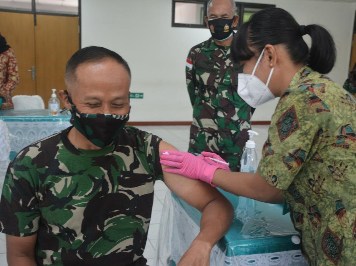 Pangdam XVII/Cenderawasik Ikuti Vaksin Covid-19 Tahap Kedua untuk Yakinkan Masyarakat