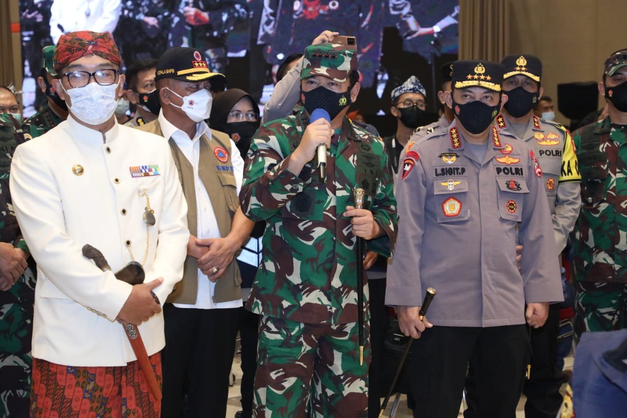 Panglima TNI Tinjau Serbuan Vaksinasi di Kota Bandung