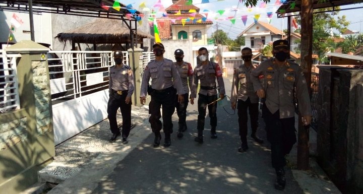 Polsek Taktakan Serang Kota Semprot Disinfektan Cegah Covid-19