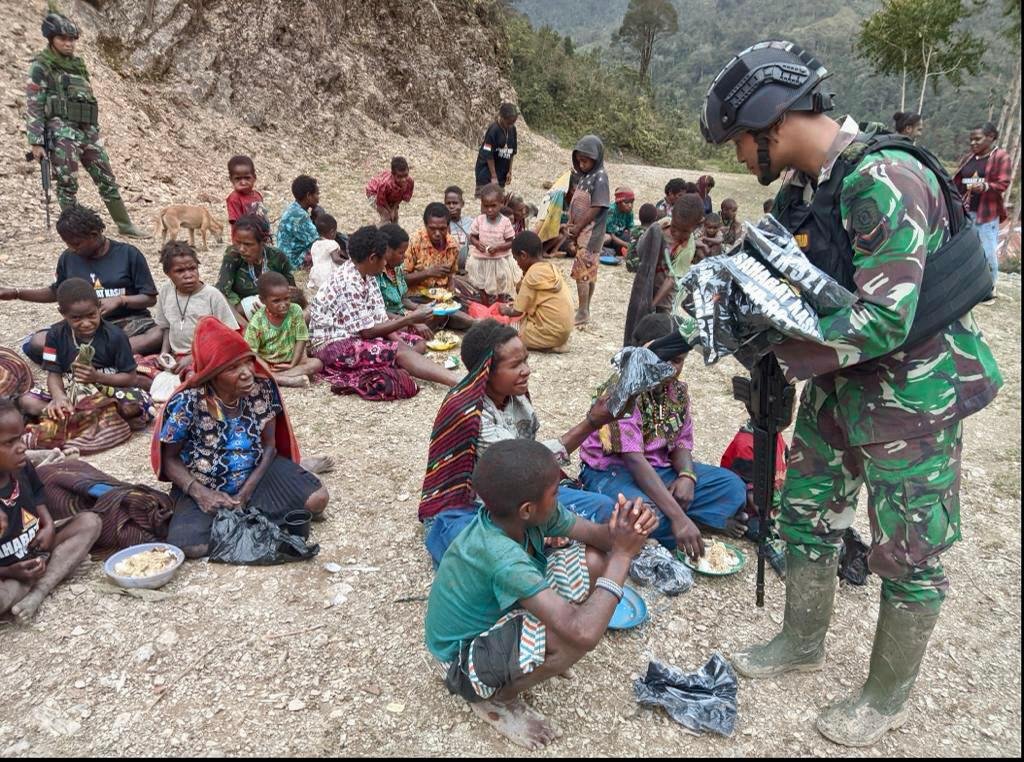 Prajurit Cakra Jawara Bagikan 321 Bingkisan Sahabat Kasih di Distrik Dal Papua