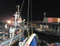 Bakamla RI Evakuasi Korban Kapal SB Evelin Calisca 01 yang Terbalik