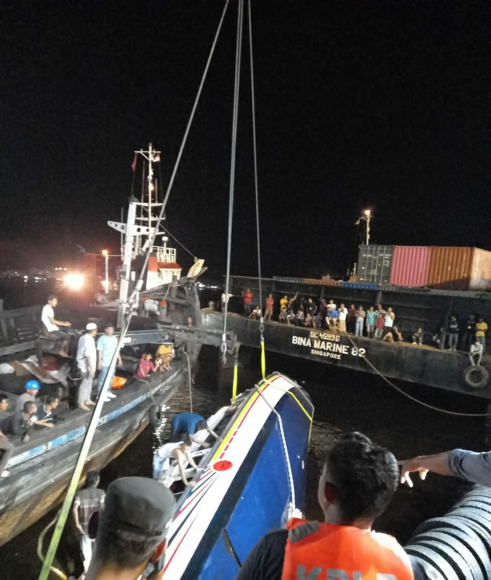 Bakamla RI Evakuasi Korban Kapal SB Evelin Calisca 01 yang Terbalik