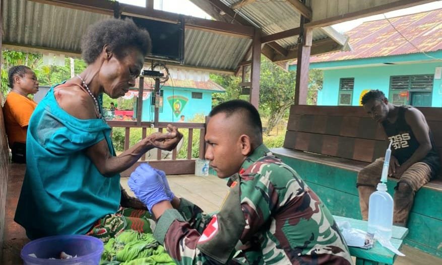 Satgas Yonif 143 TWEJ Tangani Korban Penganiayaan di Perbatasan RI-PNG