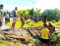 Satgas Yonif Raider 142/KJ Perbaiki Jembatan Rusak di Tengah Misi