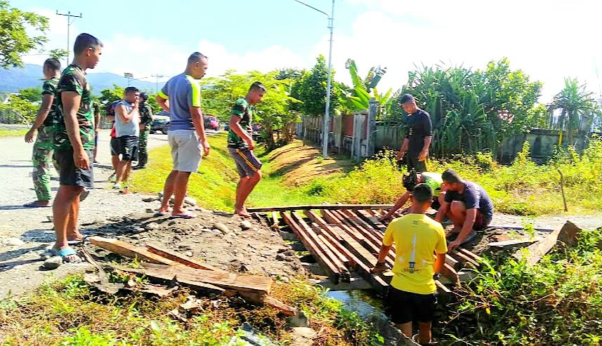 Satgas Yonif Raider 142/KJ Perbaiki Jembatan Rusak di Tengah Misi