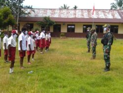 Satgas Pamtas 413 Kostrad Tanamkan Disiplin Lewat Peraturan Baris Berbaris di Sekolah Papua