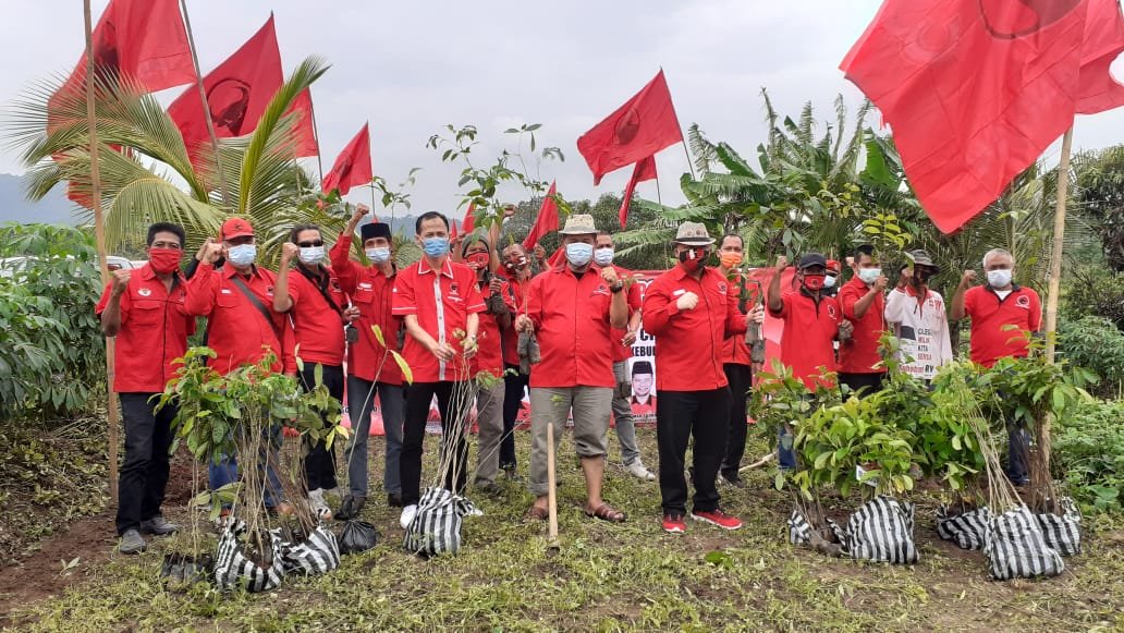 PDI Perjuangan Cilegon Tanam Bibit Penghijauan untuk Jaga Keasrian Lingkungan