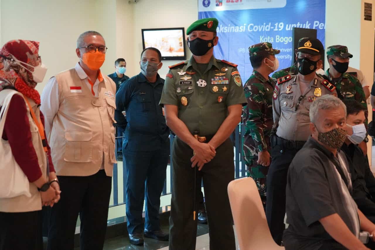 Danrem 061/SK Pantau Vaksinasi Dosen dan Guru Sebagai Bentuk Kepedulian pada Tenaga Pendidik