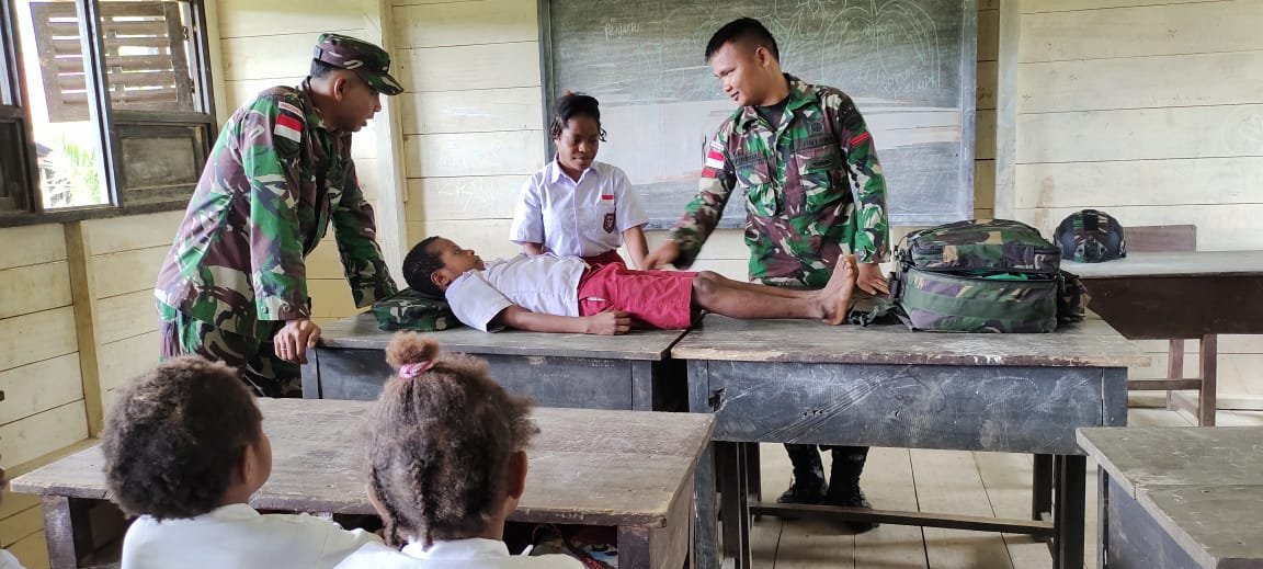 Yonif 126/KC Satgas Beri Pembekalan Kesehatan untuk Siswa Perbatasan Papua