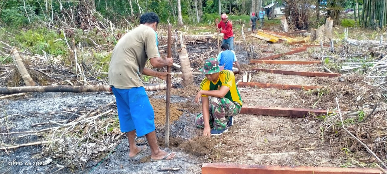 Satgas Yonif MR 413 Kostrad Bangun Pagar Masjid di Perbatasan RI-PNG