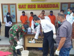 Satgas Pamtas Yonif 642/Kapuas dan Polres Bengkayang Musnahkan Barang Bukti Narkoba