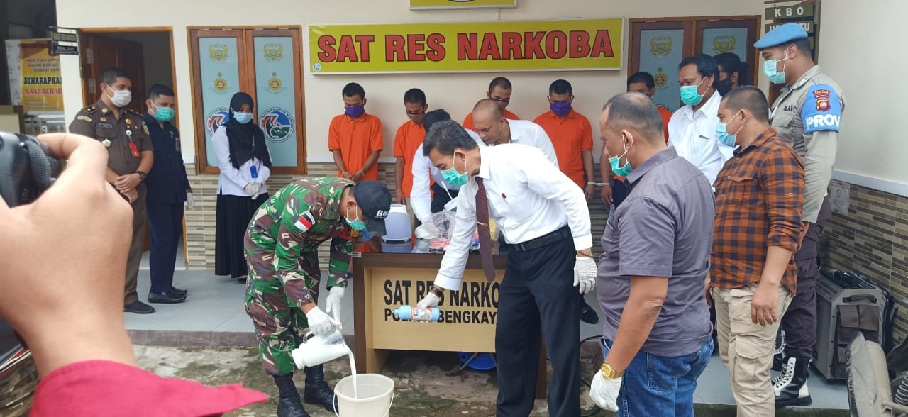 Satgas Pamtas Yonif 642/Kapuas dan Polres Bengkayang Musnahkan Barang Bukti Narkoba