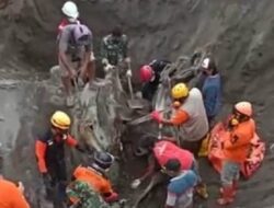 Jenazah Bapak dan Anak Korban Erupsi Semeru Dievakuasi