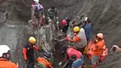 Jenazah Bapak dan Anak Korban Erupsi Semeru Dievakuasi