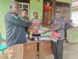 Babinsa dan Bhabinkamtibmas Koramil 1710-07/Mapurujaya Dampingi Penyaluran Bantuan Masyarakat