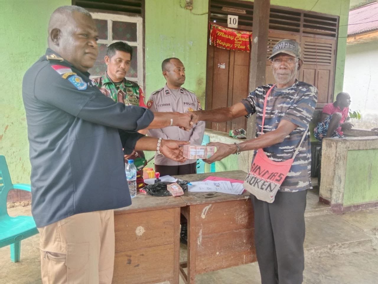 Babinsa dan Bhabinkamtibmas Koramil 1710-07/Mapurujaya Dampingi Penyaluran Bantuan Masyarakat