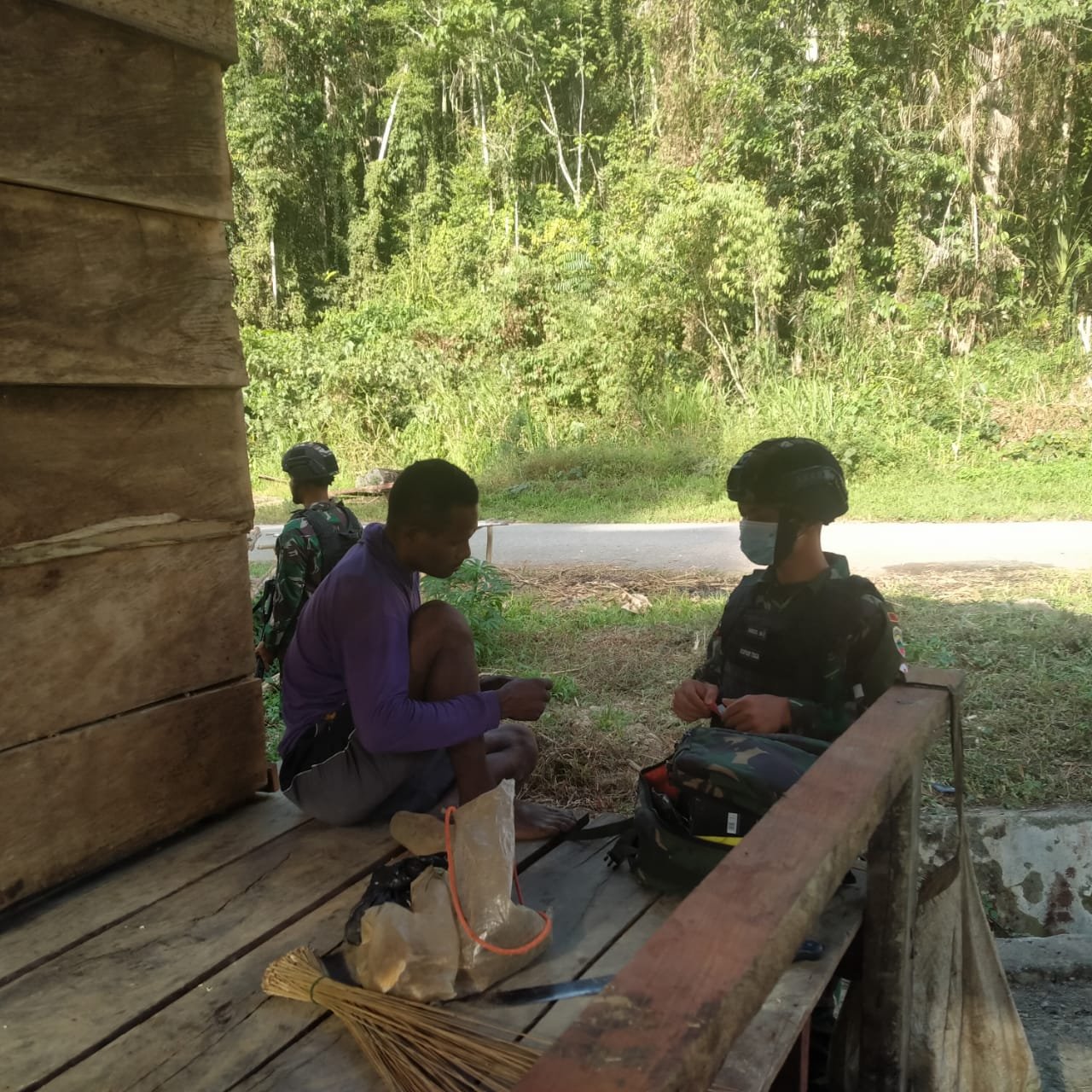 Tulus Satgas Yonif 126/KC Obati Gratis Warga Perbatasan Papua