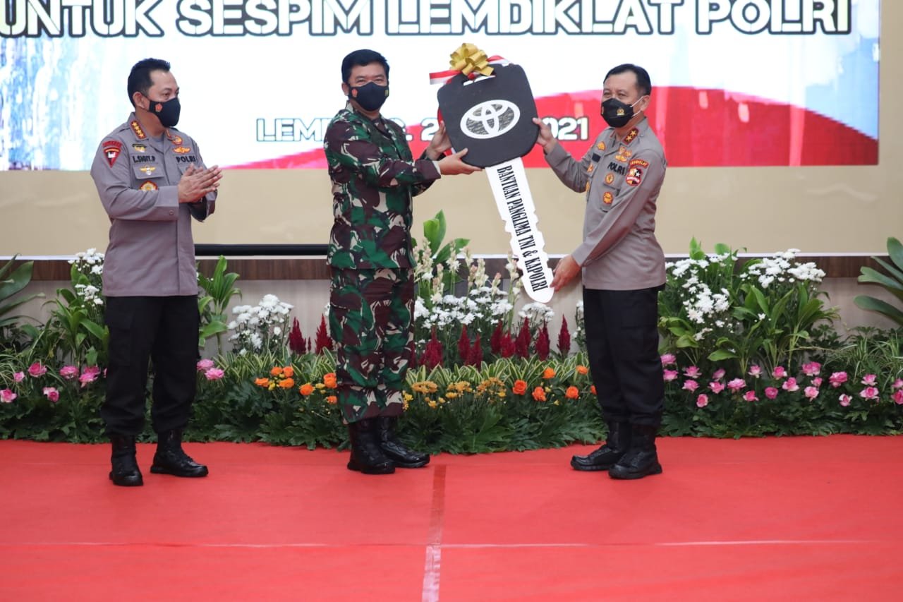 Panglima TNI dan Kapolri Serahkan Kendaraan Dinas ke Sespim Lemdiklat Polri