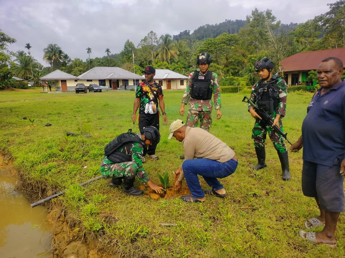 Satgas Yonif Raider 142/KJ Tanam Bibit Pinang untuk Lestarikan Tanaman Khas Papua