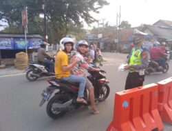 Polsek Serang Bagikan Puluhan Masker ke Pengguna Jalan